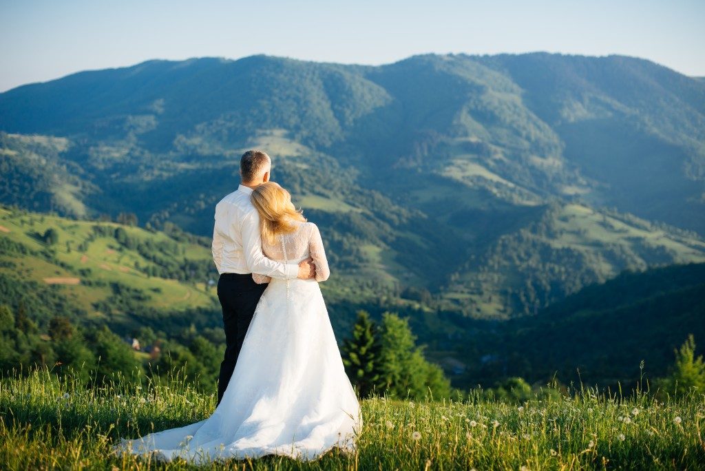 Couple wedding mountains
